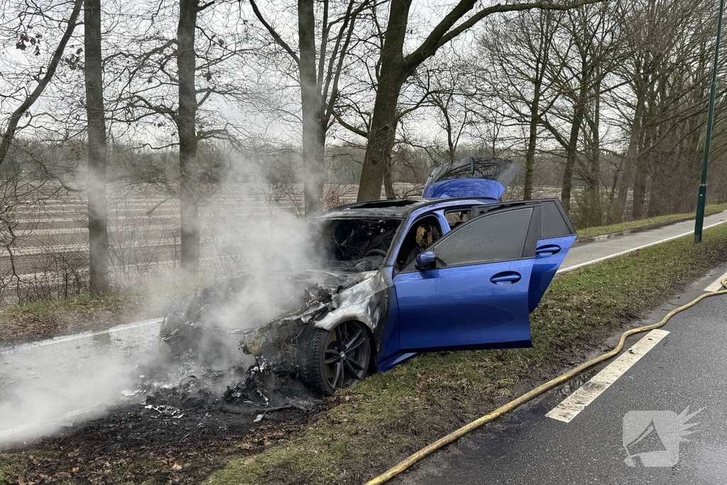 Autobrand leidt tot afsluiting van weg