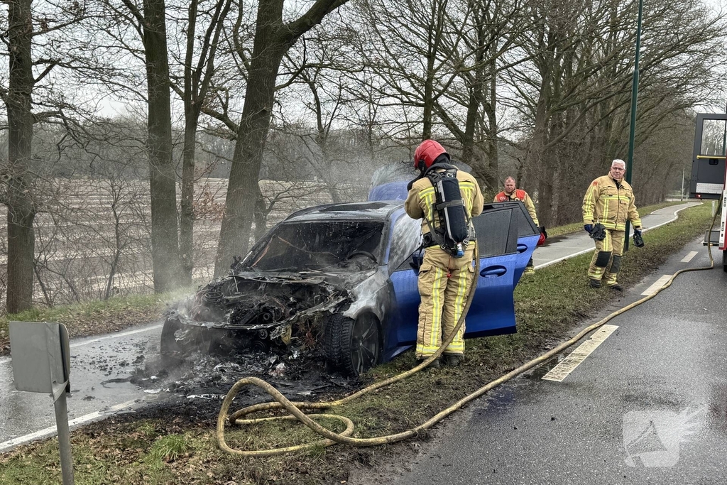 Autobrand leidt tot afsluiting van weg