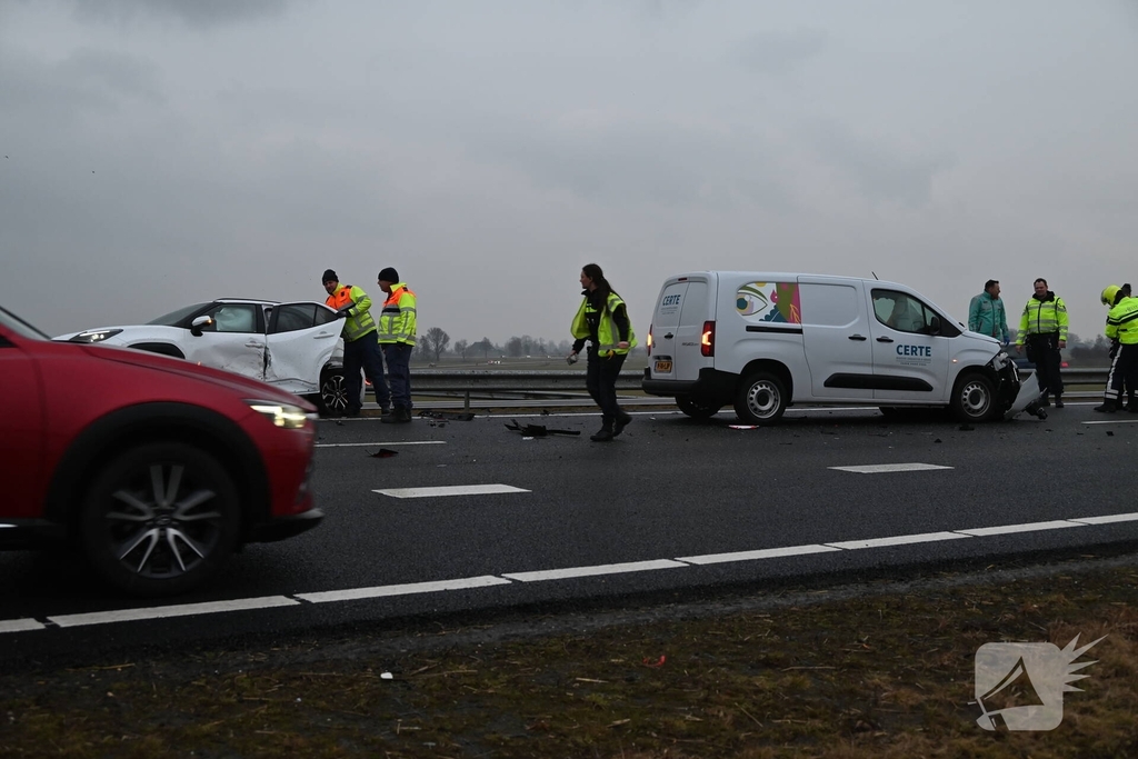 Botsing tussen voertuigen leidt tot ziekenhuisopname