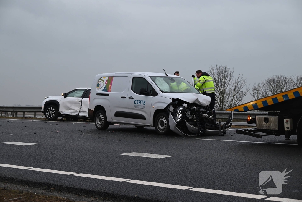Botsing tussen voertuigen leidt tot ziekenhuisopname