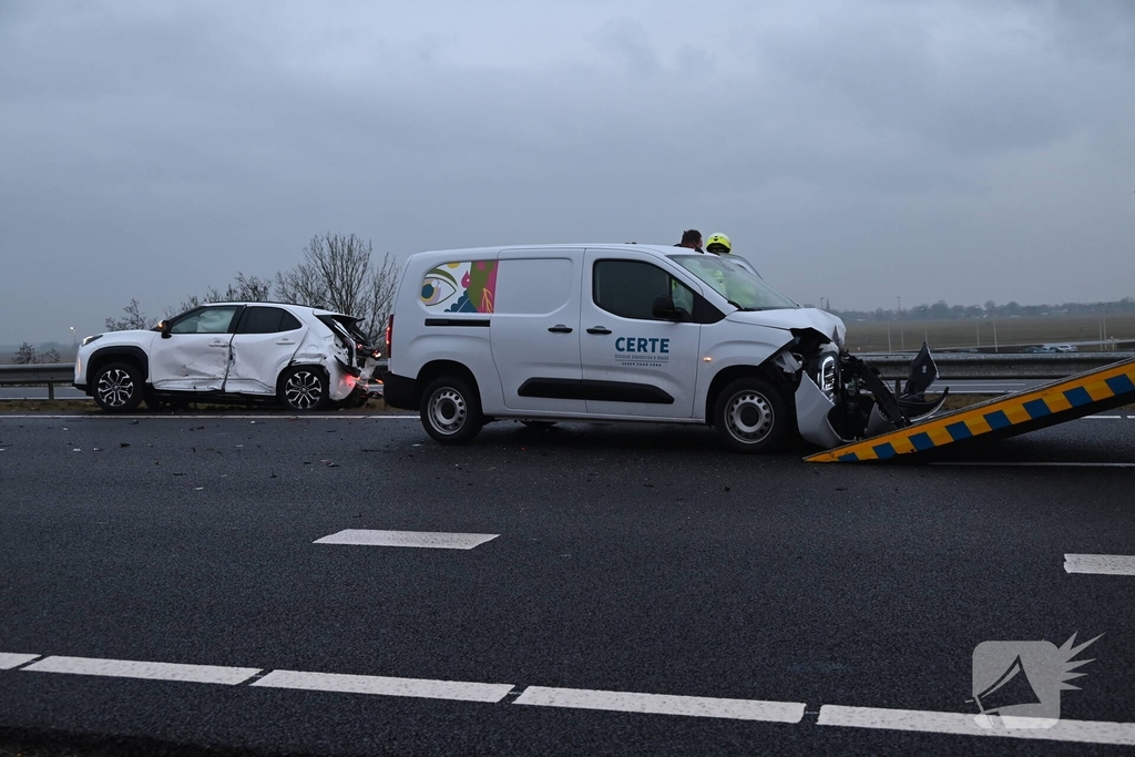 Botsing tussen voertuigen leidt tot ziekenhuisopname