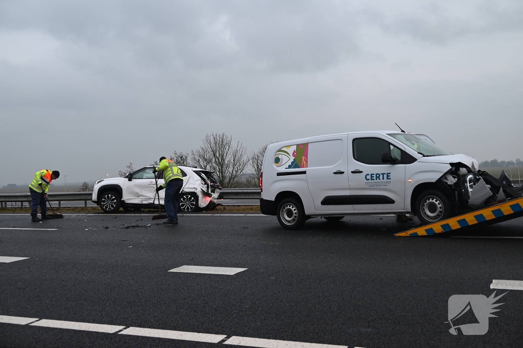 Botsing tussen voertuigen leidt tot ziekenhuisopname