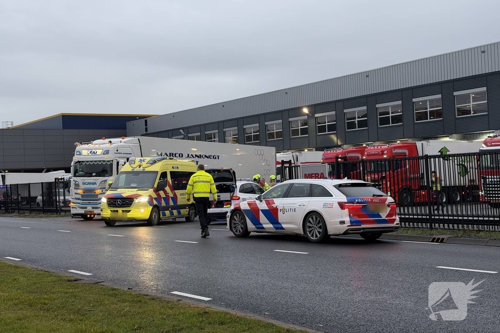 Persoon komt onder vrachtwagen en overlijd