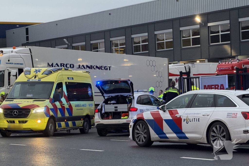 Persoon komt onder vrachtwagen en overlijd