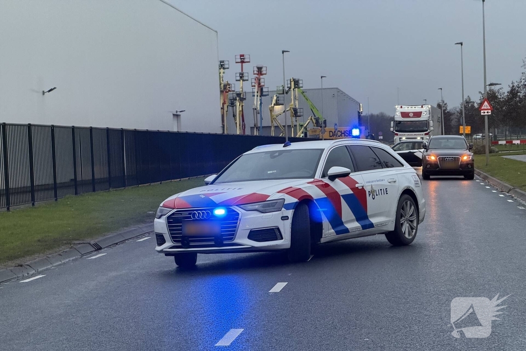 Persoon komt onder vrachtwagen en overlijd