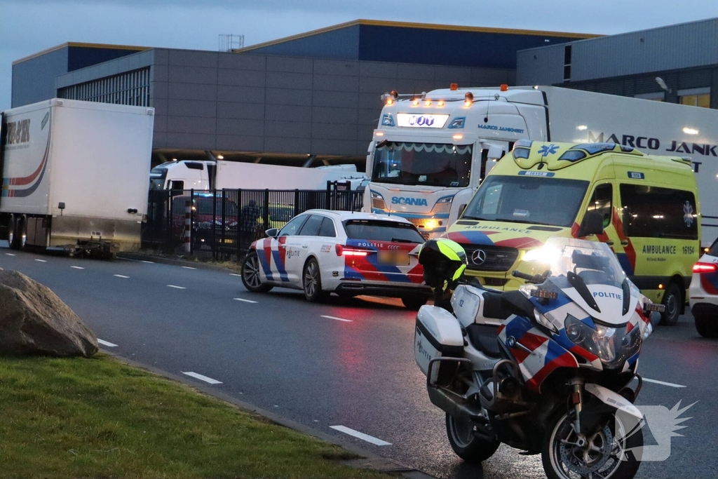 Persoon komt onder vrachtwagen en overlijd
