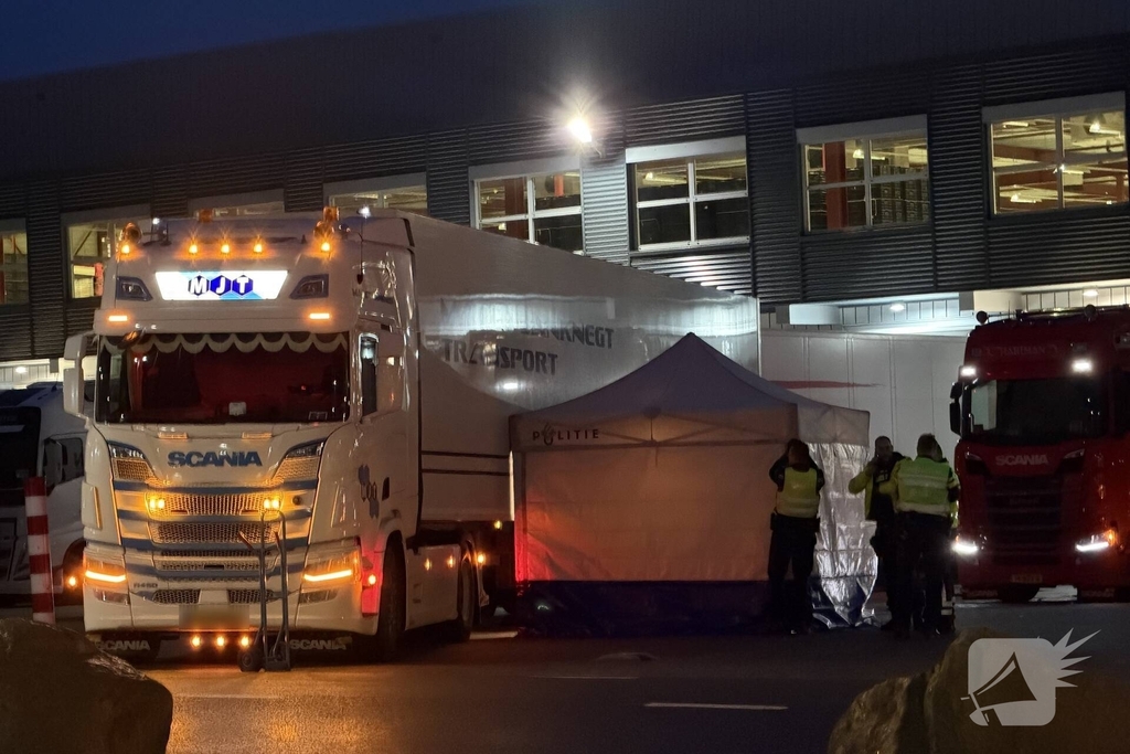 Persoon komt onder vrachtwagen en overlijd