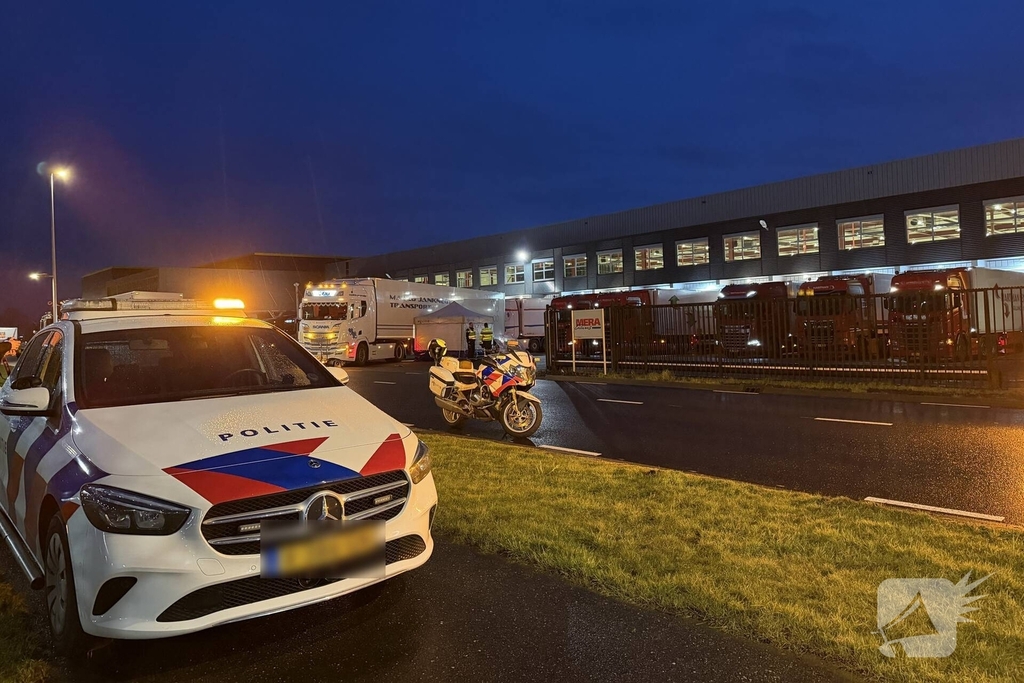 Persoon komt onder vrachtwagen en overlijd