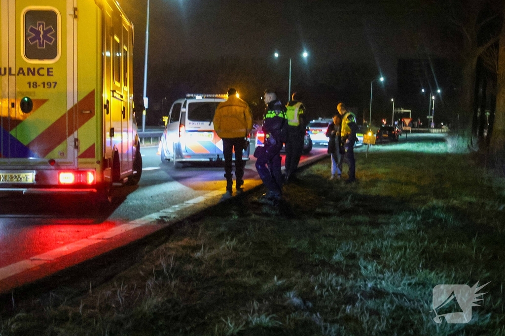 Bestelbus botst tegen boom