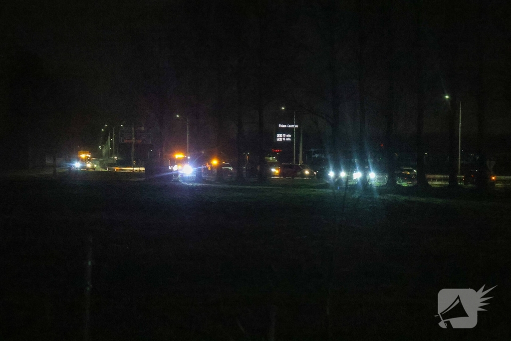 Bestelbus botst tegen boom