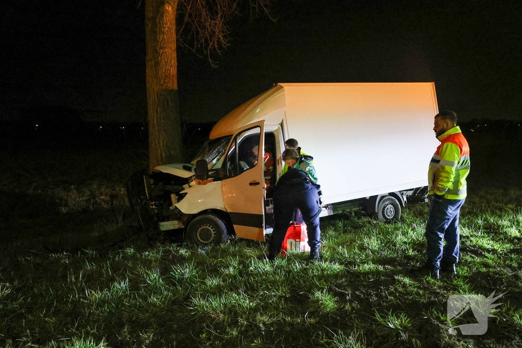 Bestelbus botst tegen boom