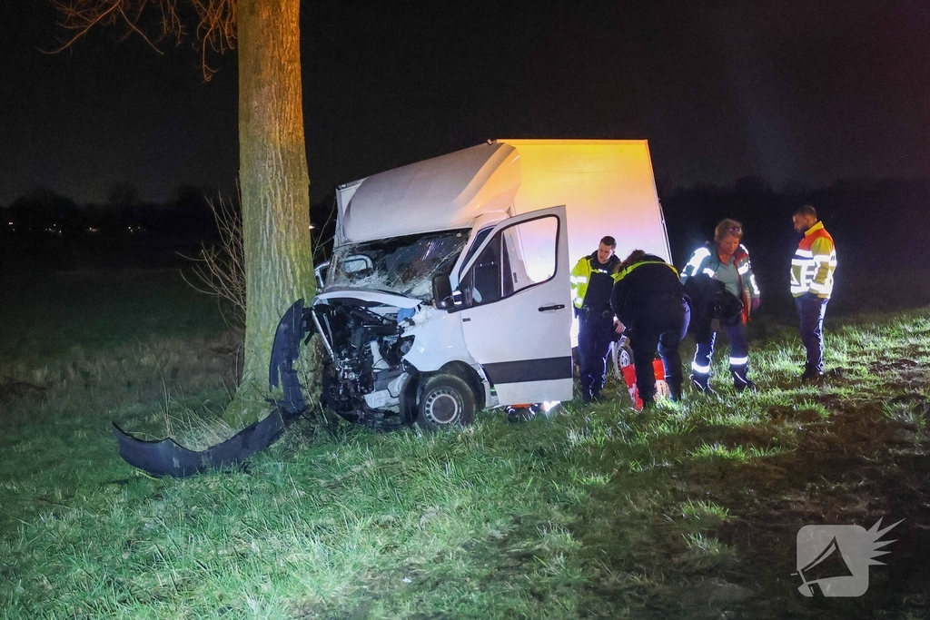 Bestelbus botst tegen boom