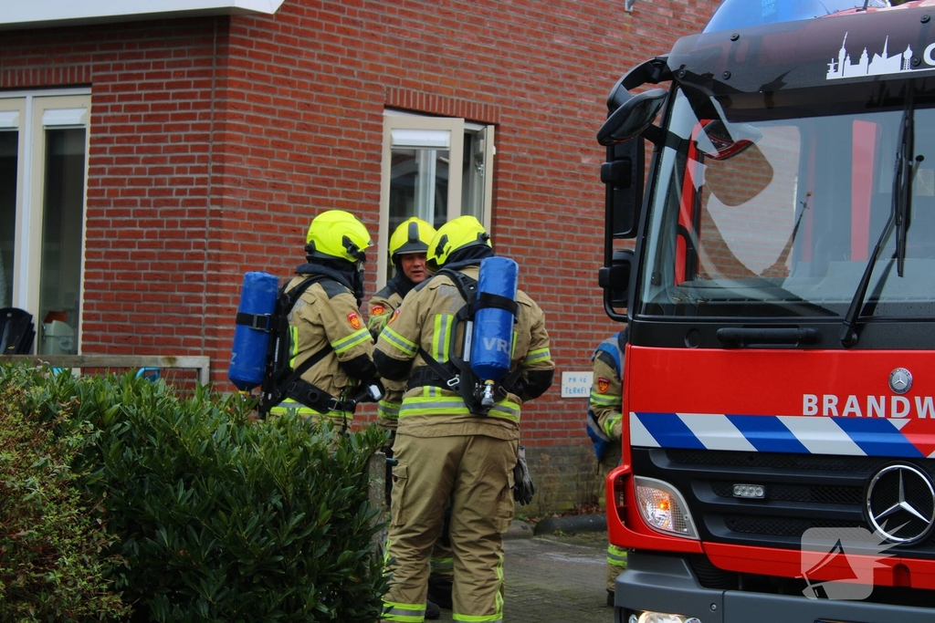 Politie onderneemt bluspoging bij woningbrand