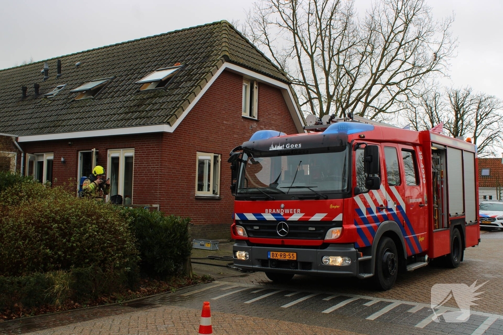 Politie onderneemt bluspoging bij woningbrand