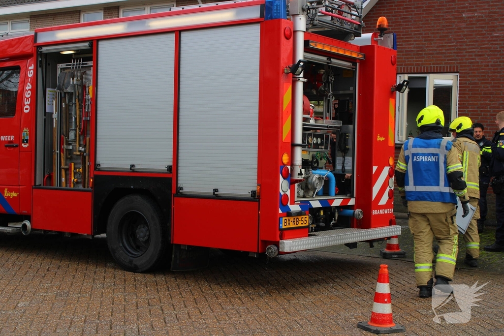 Politie onderneemt bluspoging bij woningbrand