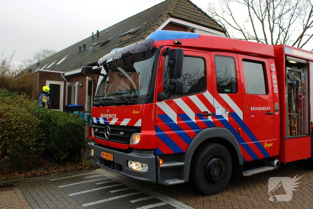 Politie onderneemt bluspoging bij woningbrand