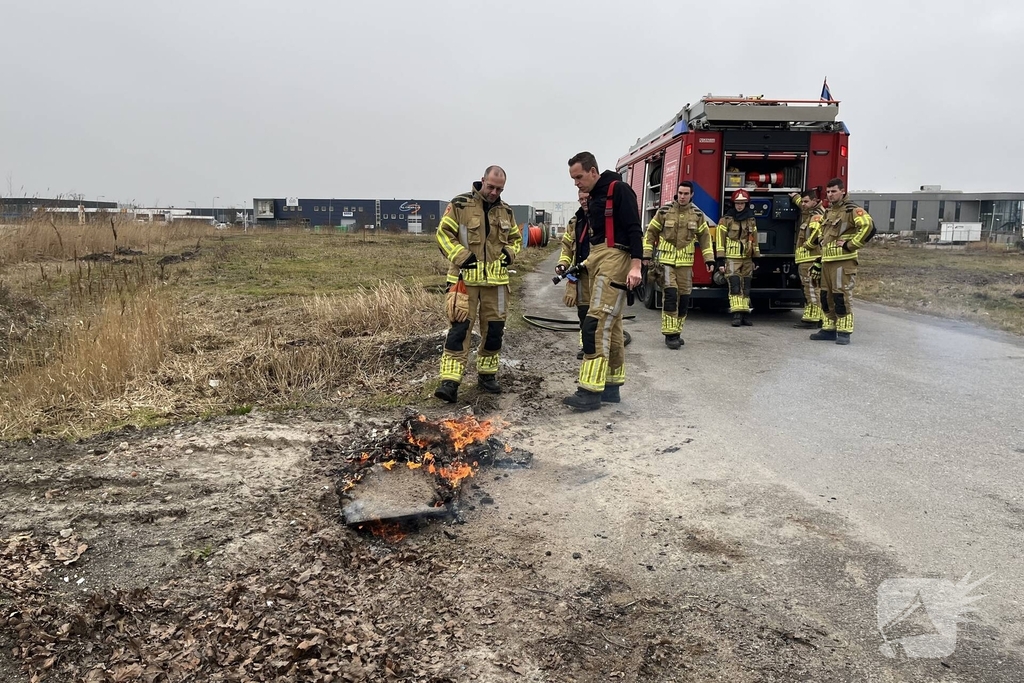 Brandende planken in berm snel geblust