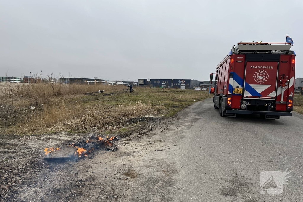 Brandende planken in berm snel geblust