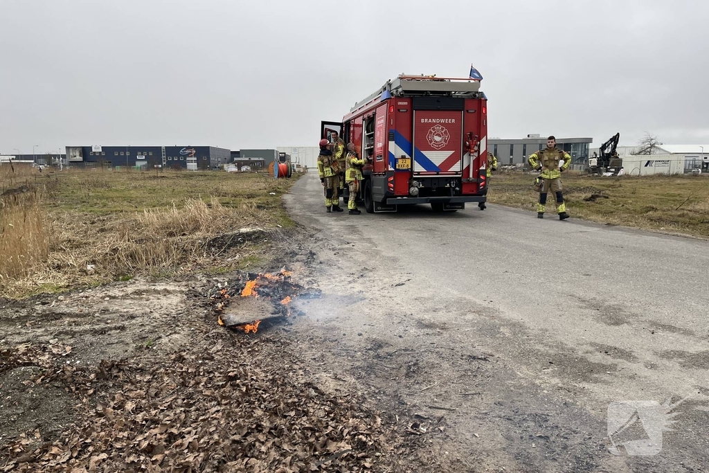 Brandende planken in berm snel geblust
