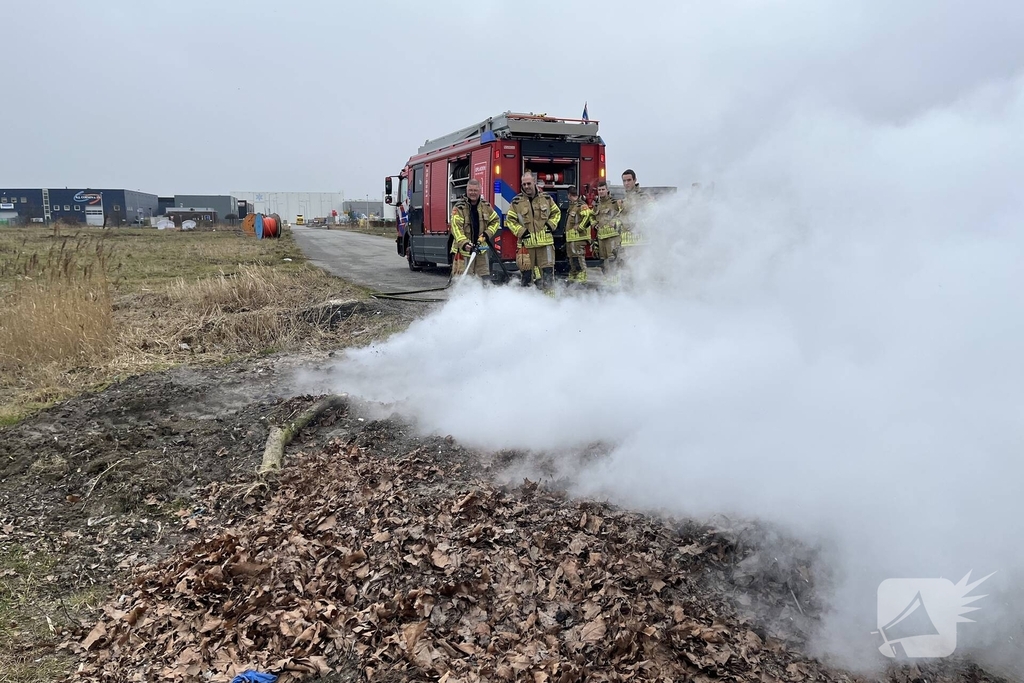 Brandende planken in berm snel geblust