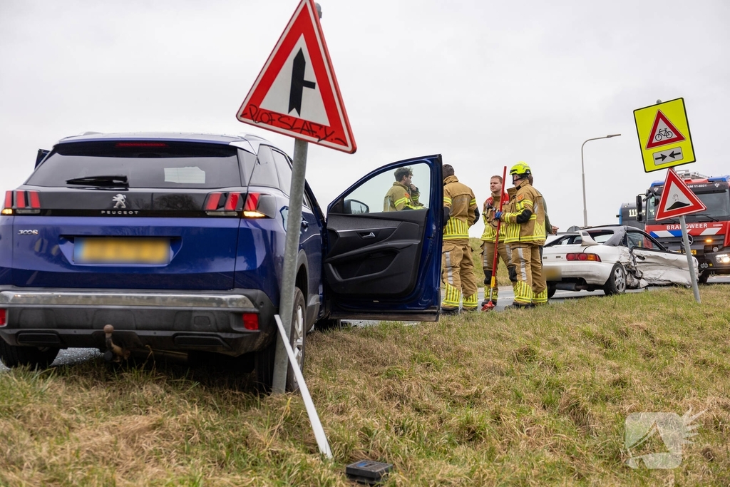 Aanrijding tussen twee auto's leidt tot gewonden