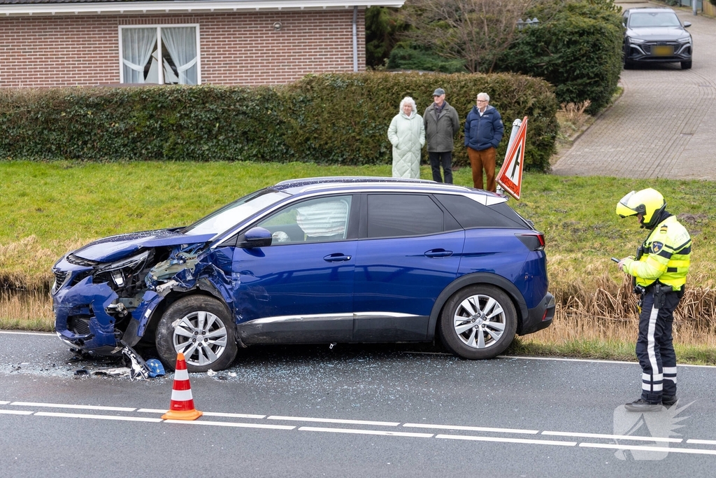 Aanrijding tussen twee auto's leidt tot gewonden