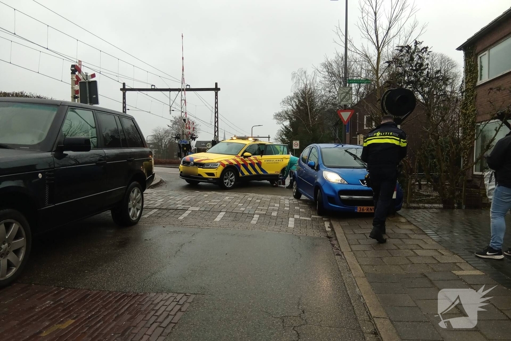 Automobilist verliest macht over het stuur en ramt een paal