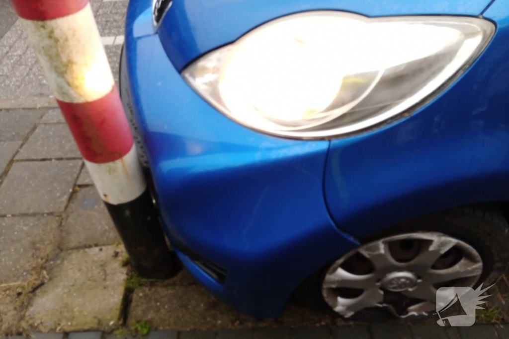 Automobilist verliest macht over het stuur en ramt een paal