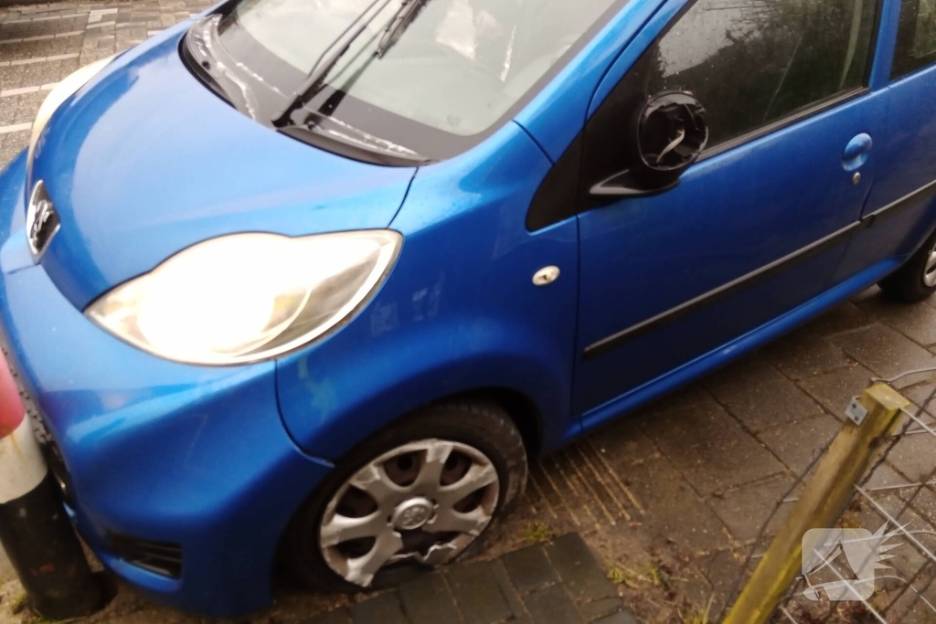 Automobilist verliest macht over het stuur en ramt een paal