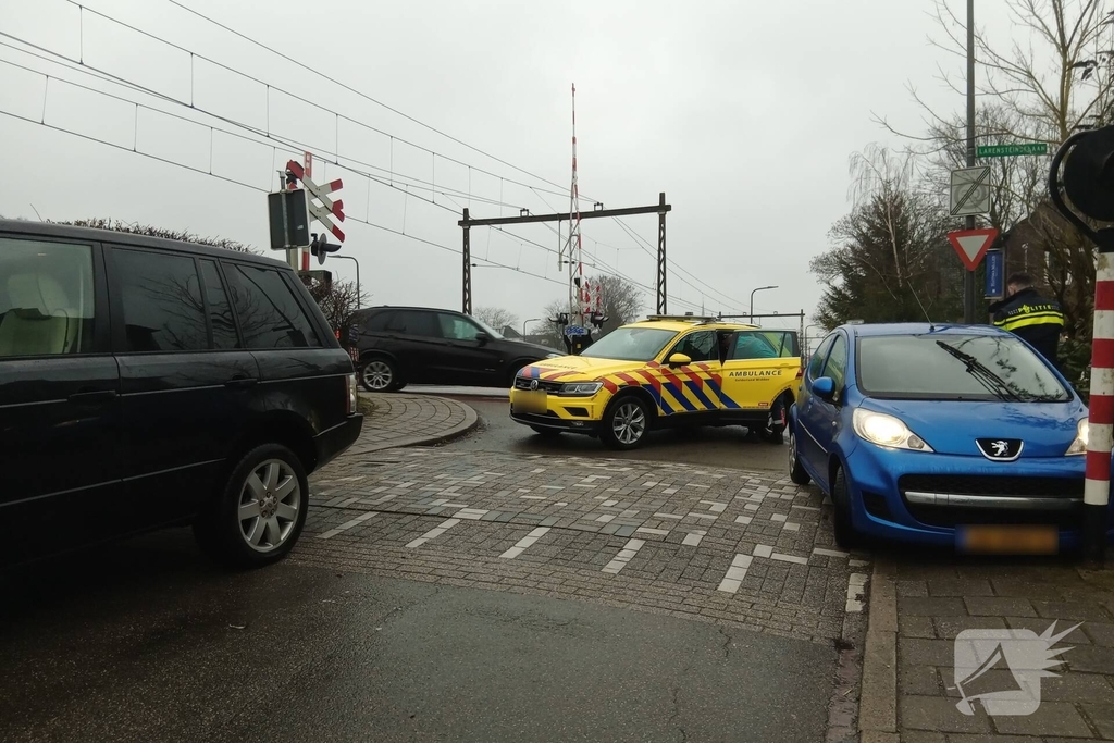 Automobilist verliest macht over het stuur en ramt een paal