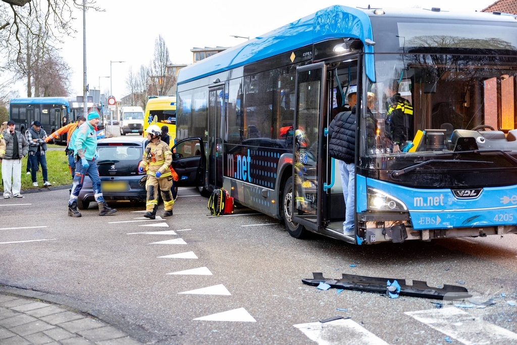 Aanrijding met stadsbus leidt tot gewonden