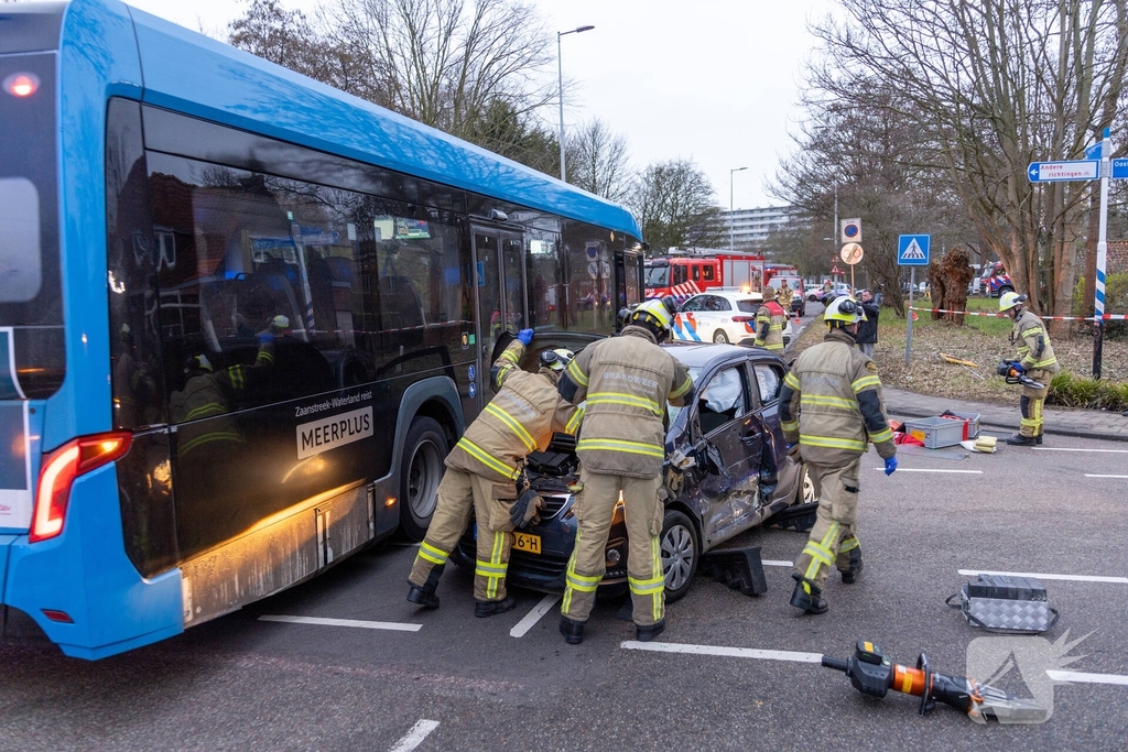 Aanrijding met stadsbus leidt tot gewonden