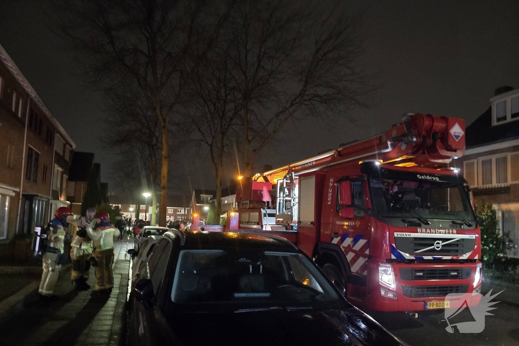Brandweer veegt schoorsteen wegens brand