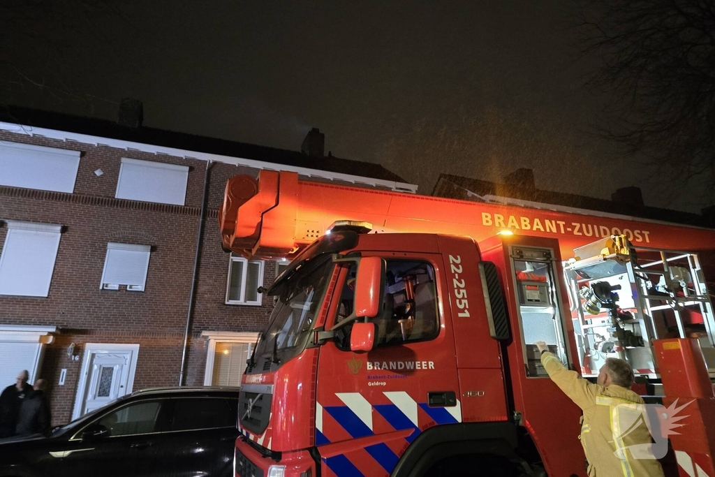 Brandweer veegt schoorsteen wegens brand