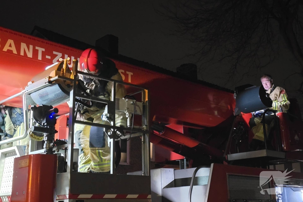Brandweer veegt schoorsteen wegens brand