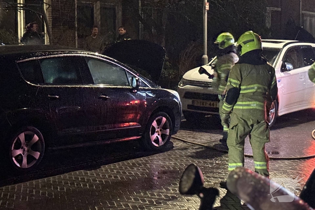 Brandweer dooft brand in auto