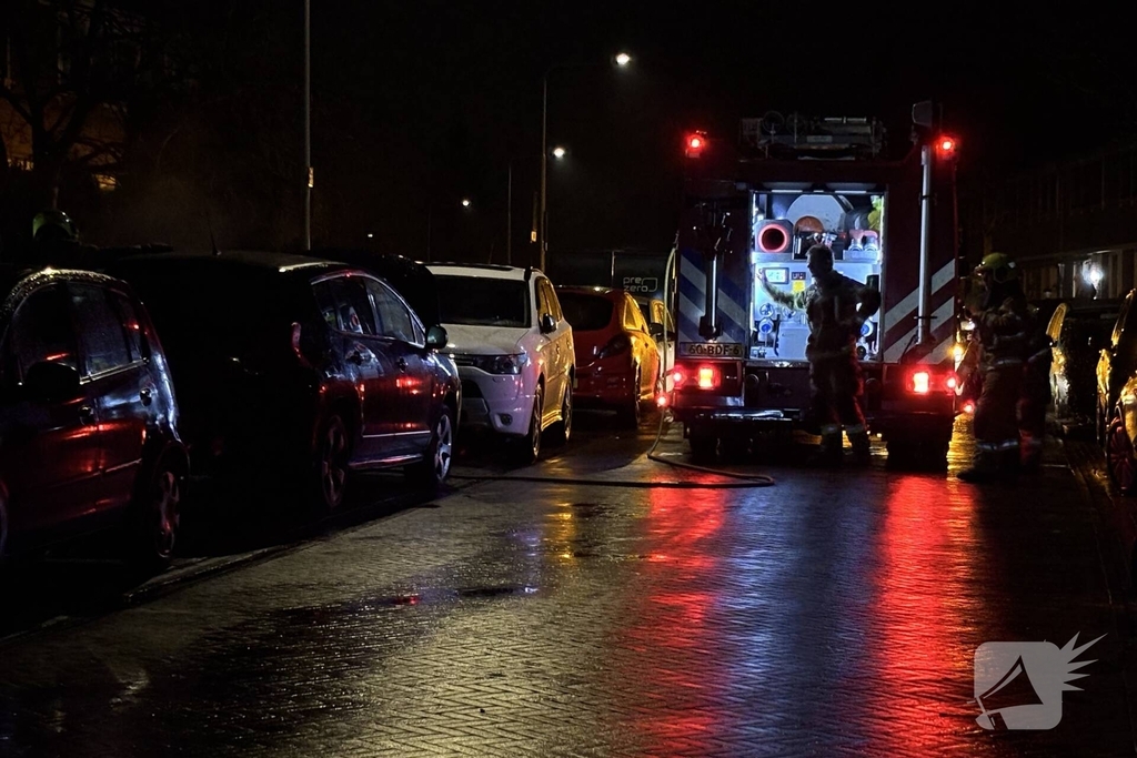 Brandweer dooft brand in auto