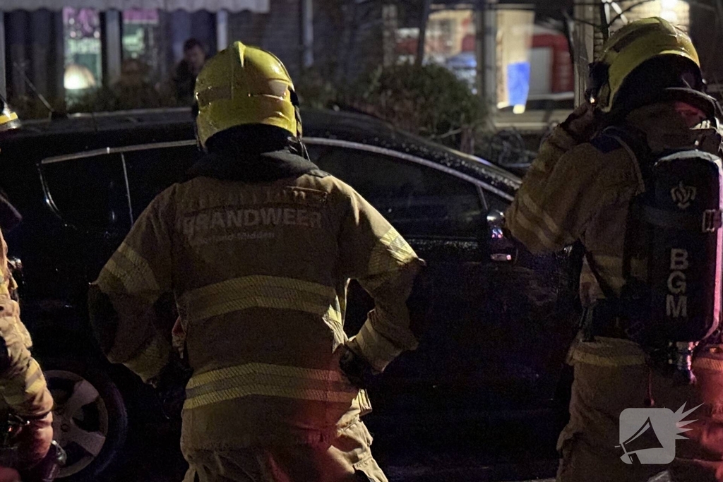 Brandweer dooft brand in auto
