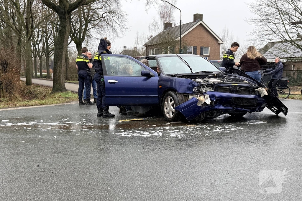 Ongeval tussen twee voertuigen leidt tot schade