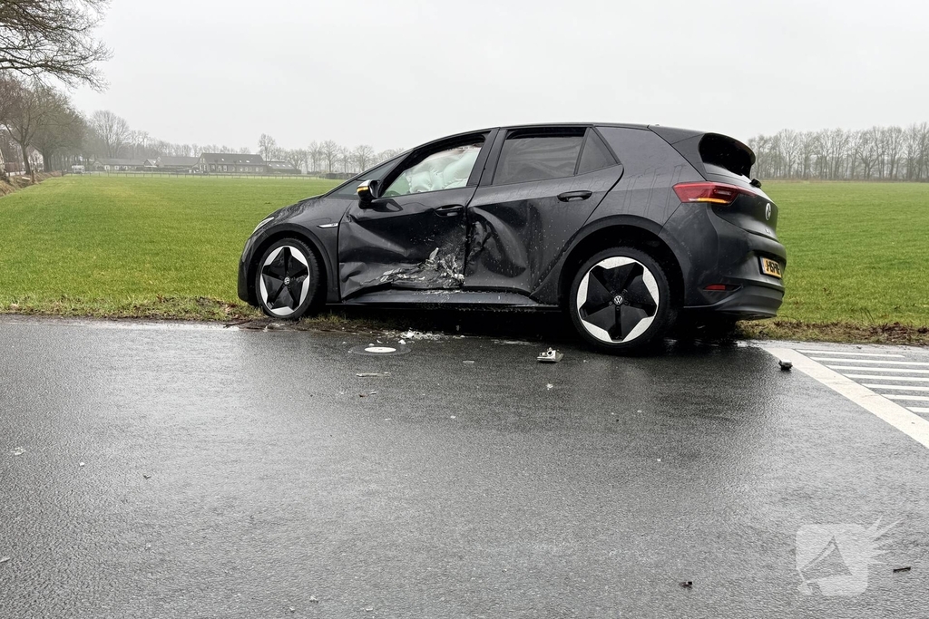 Ongeval tussen twee voertuigen leidt tot schade