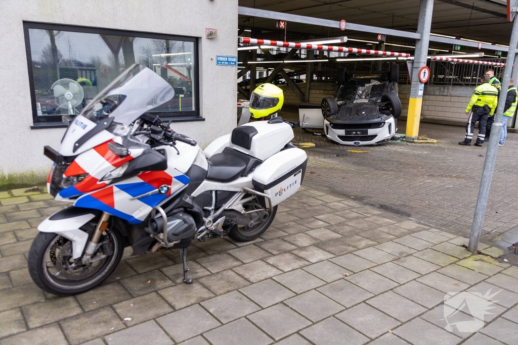 Auto belandt op kop bij ongeval