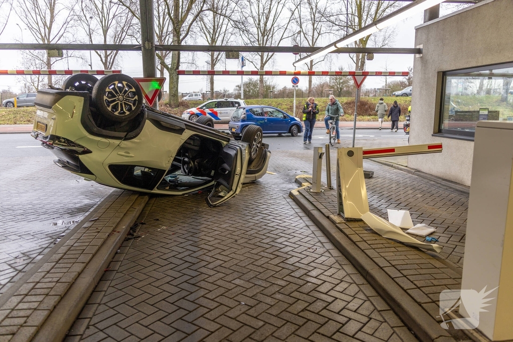Auto belandt op kop bij ongeval