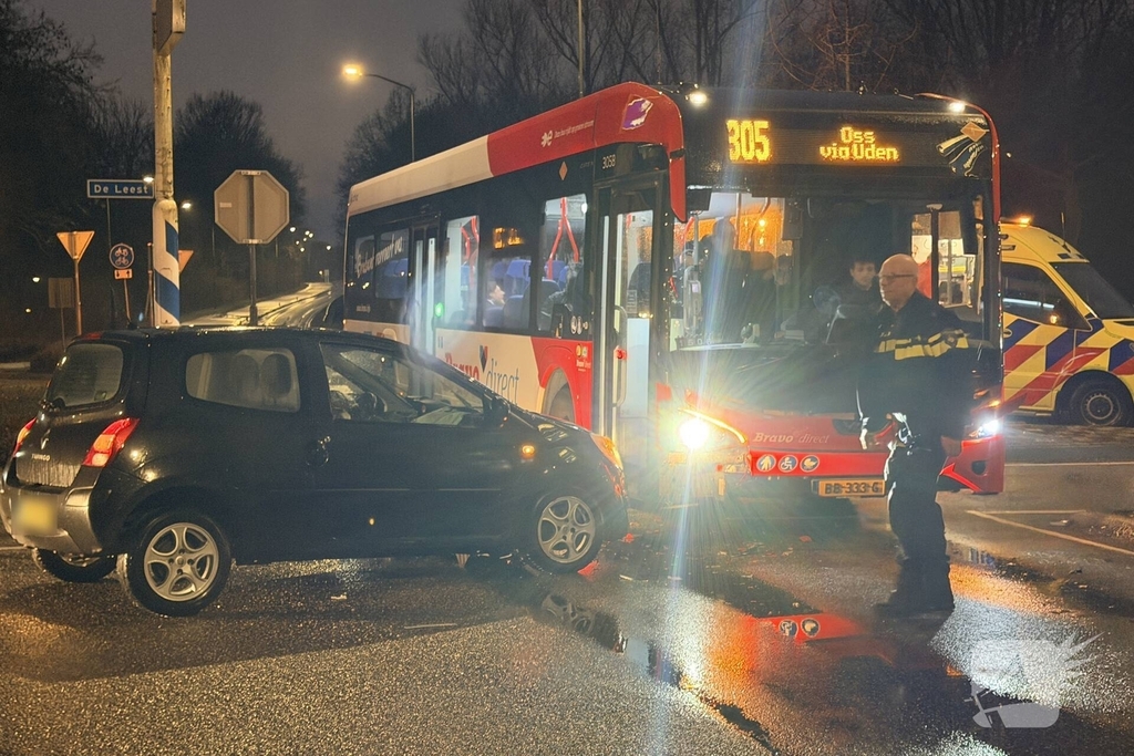 Aanrijding tussen auto en stadsbus met gewonde