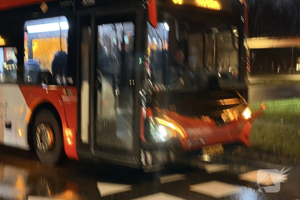 Aanrijding tussen auto en stadsbus met gewonde