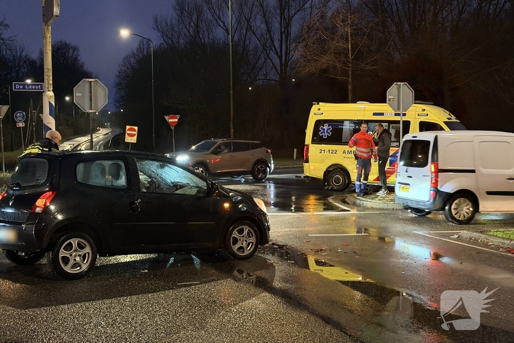 Aanrijding tussen auto en stadsbus met gewonde