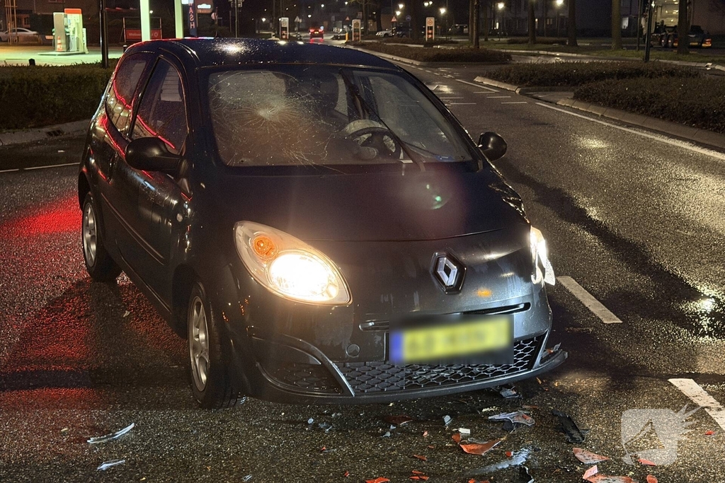 Aanrijding tussen auto en stadsbus met gewonde