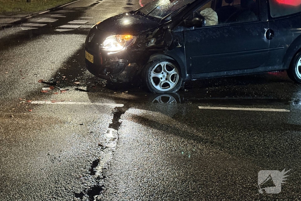 Aanrijding tussen auto en stadsbus met gewonde