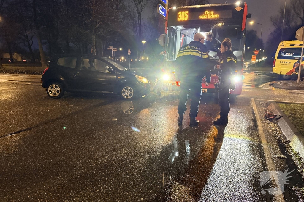 Aanrijding tussen auto en stadsbus met gewonde