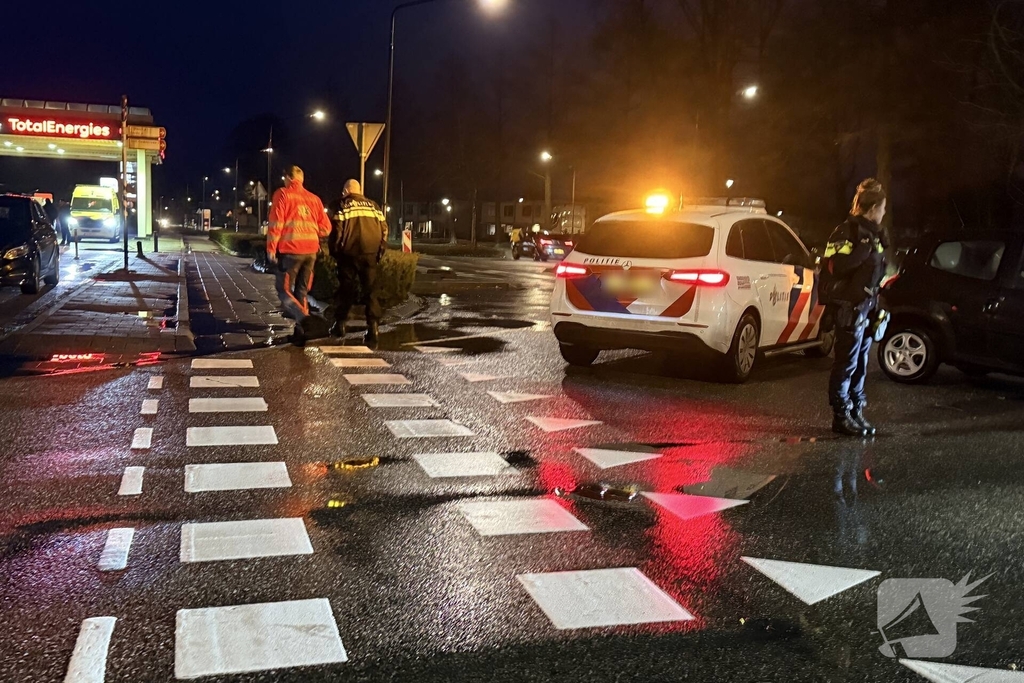 Aanrijding tussen auto en stadsbus met gewonde