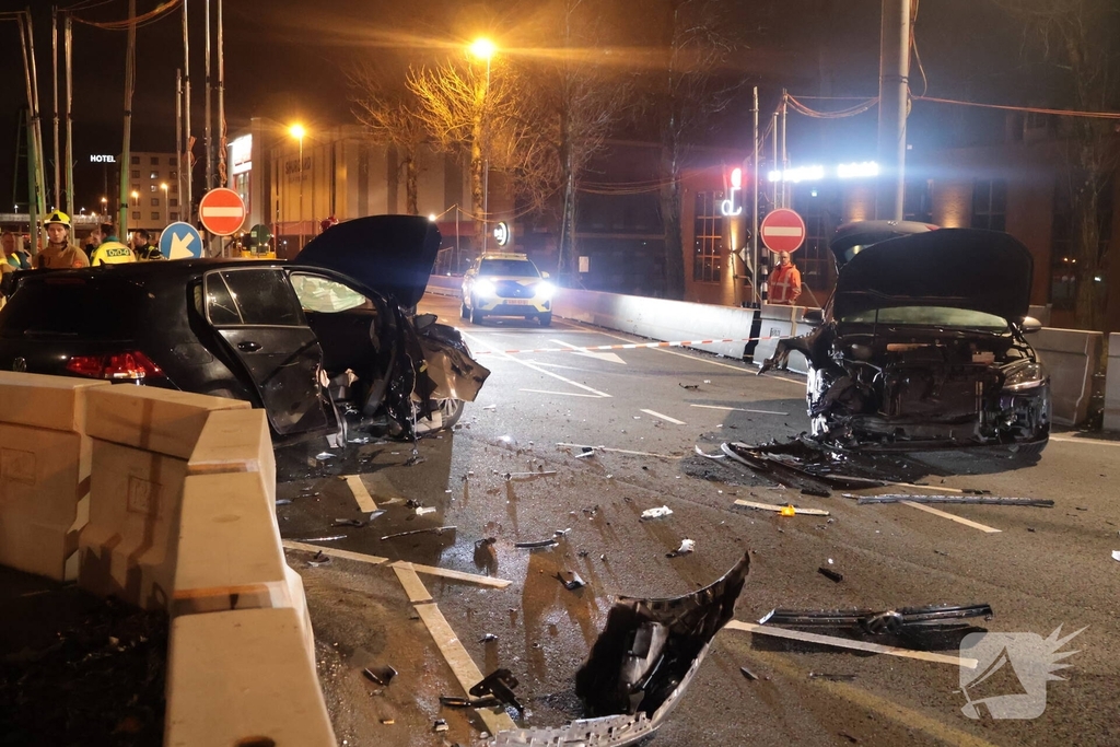 Ongeval tussen twee voertuigen leidt tot hulpdiensten